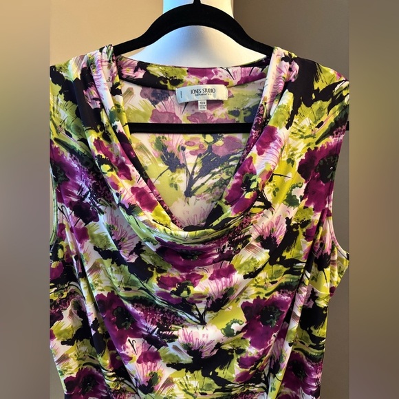 Jones Studio Floral Sleeveless top - Picture 2 of 3